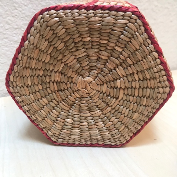 Vintage Native Lidded hexagon Basket with colored patterns. Finely Crafted. - Picture 7 of 9